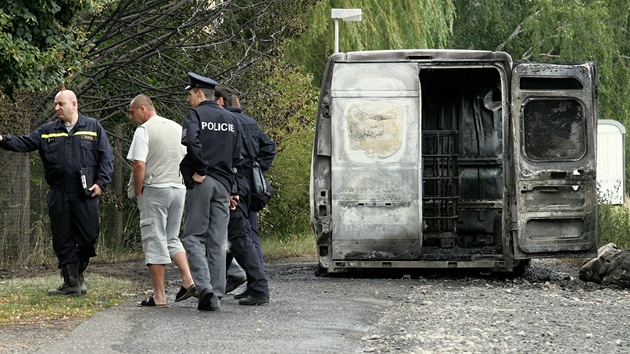 Kriminalisté vyetují poár dodávky s barely benzinu v Horním Jietín.