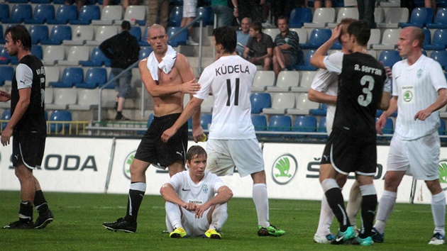 DOBOJOVÁNO. Podávají se ruce, m�ní se dresy, je hotovo. Pro boleslavské