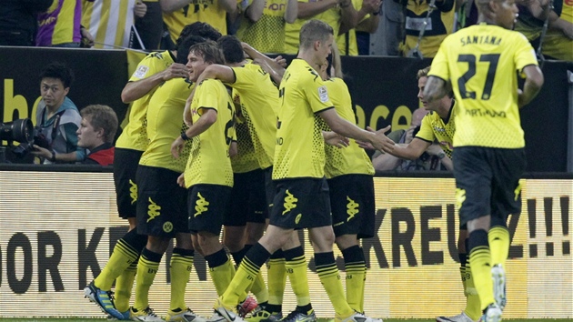 RADOST. Hrái Borussie Dortmund se radují ze vsteleného gólu.