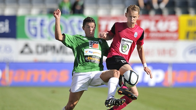 Jablonecký Pavel Eliá (vlevo) v souboji s  Janem Chramostou z Mladé Boleslavi. 