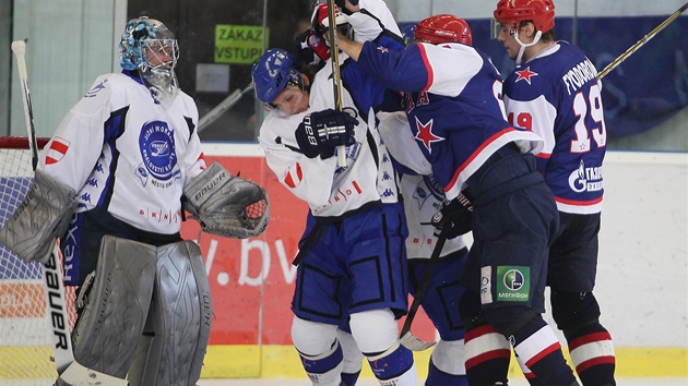 V pípravném duelu hokejist Komety Brno a Petrohradu byly k vidní i potyky.