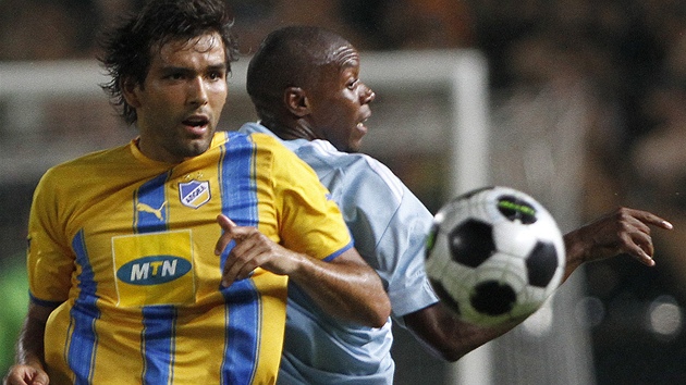 Novope�ený slovenský reprezentant Karim Guéde (vpravo) v souboji s Nunem