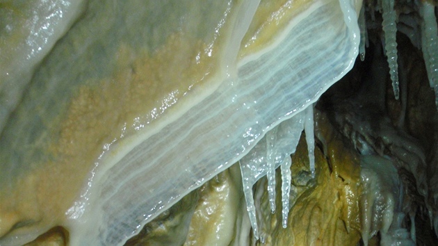 Detail krápníkové výzdoby v nov objeveném jeskynním systému