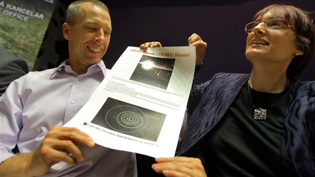 Americký astronaut, Andrew Feustel ukazuje certifikát na svoji planetku, který
