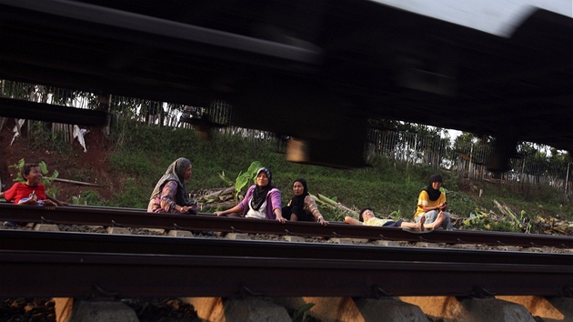 Lidé s neduhy se scházejí na pracích u Jakarty pravideln, zákazy úad je