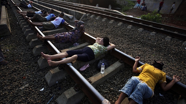 Indonésané ví tomu, e elektrické výboje vlaku mají zázrané úinky. Lékai