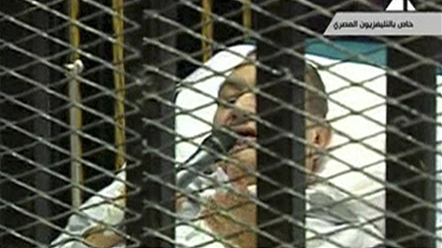 Husn Mubarak hovo pi procesu do mikrofonu a odmt obvinn prokurtor (3. srpna 2011) 