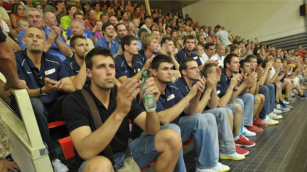 Basketbalisté z reprezentaního áka pihlíejí triumfu eského celku do 16 let