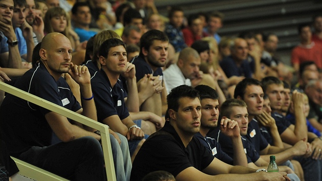 Basketbalisté z reprezentaního áka pihlíejí triumfu eského celku do 16 let