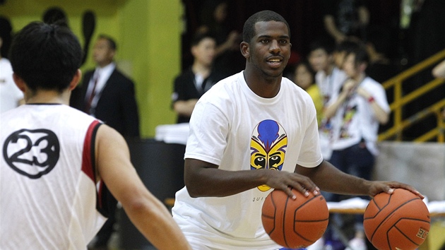 Chris Paul uí driblovat mladé asijské basketbalisty na tréninku bhem svého