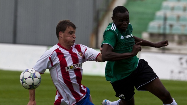 Patrick Onyango (v zeleném) z Mostu uniká Davidu Pe�kovi z Brna.