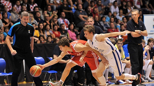 Chorvatský basketbalista Paolo Marinelli (vlevo) uniká ve finále ME do 16 let