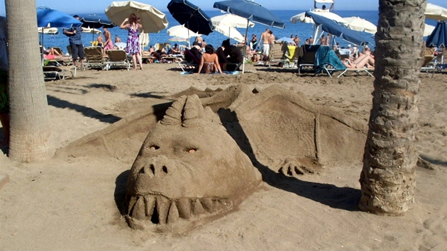 Barcelona: městská pláž San Sebastia s uměleckými výtvory z písku od neznámých