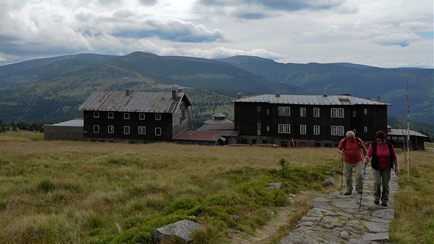Petrova bouda nkolik dní ped poárem. V pozadí Malý iák a Luní hora