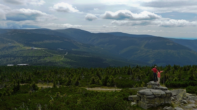Pohled od Dív�ích kamen� ke Sn�ce. Vlevo Petrova bouda (snímek z 26. �ervence