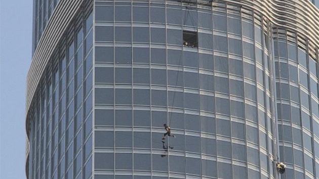 Zábry Toma Cruise padajícího a plhajícího po dubajském mrakodrapu byly jedním z dvod, pro se premiéry filmu Mission: Impossible  Ghost Protocol konaly práv v kinech IMAX. Obí plátna a 3D technologie toti akci umocní.