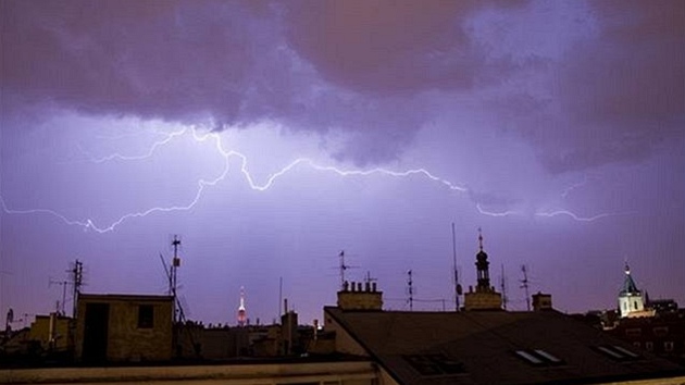 Blesky k�i�ují nebe nad Prahou nad Prahou