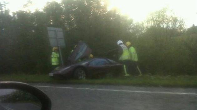 Rowan Atkinson naboural ve voze McLaren F1 do stromu a do lampy pouliního...