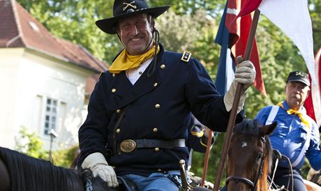 Václav Vydra jako proslulý generál G. A. Custer projel centrem Teplic. (18.