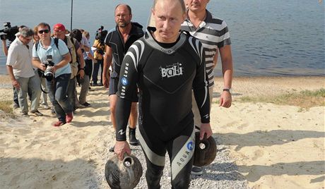 Archeolog Vladimír Putin se svým úlovkem (11. srpna 2011)