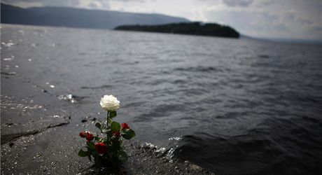 Pomníek obtem Breivikova ádní naproti ostrovu Utoya