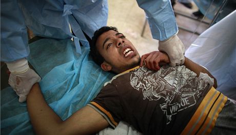 Nemocnice v Závíji. Lékai nestíhají oetit mue zranné v bojích (16. srpna