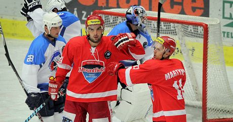 Pavel Kapaík a Rostislav Martynek (vpravo) se radují z gólu.