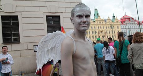 astnci pochodu v rmci akce Prague Pride v ulicch Prahy