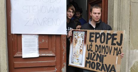 Proti pevozu Slovanské epopeje do Prahy pily protestovat desítky lidí.
