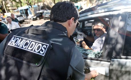 Braziltí policisté prohledávají auto zastelené soudkyn Patricie Acioli (12. 8. 2011)