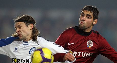 Podzim 2009: Sparan Lubo Huek (vpravo) a liberecký Petr Papouek v tsném souboji.