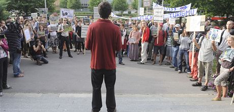 Ped ministerstvem ivotního prostedí v Praze demonstrují desítky aktivist, ádají demisi éfa NP umava Jana Stráského. Ilustraní foto