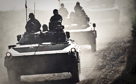 Bojová vozidla pchoty eské armády v Kosovu. Ilustraní snímek.