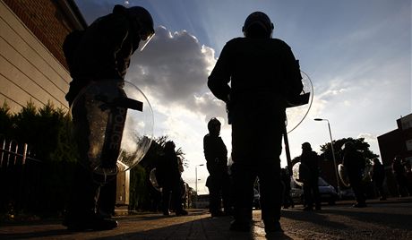 Poádková policie steí ulice východního Londýna (9. srpna 2011)