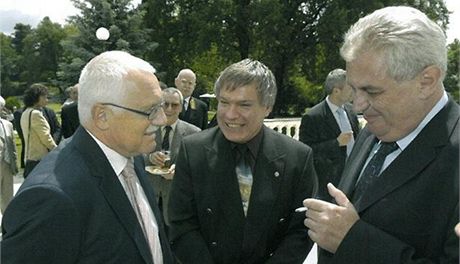 Jaroslav Barták s prezidentem Klausem a expremiérem Zemanem na státním svátku
