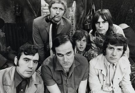 Skupina Monty Python (1969) - Dole zleva: Terry Jones, John Cleese a Michael...