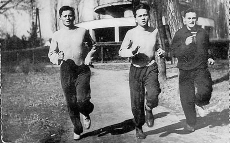 Ctirad (vlevo) a Josef (uprosted) Maínovi a Milan Paumer ped útkem z eskoslovenska