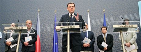 Premir Petr Neas pi tiskov konferenci NERV. (18. srpna 2011)