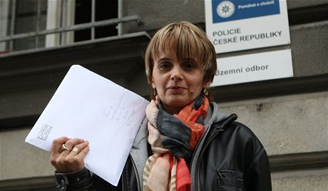 Lékaka Eva Dratvová ped policejní stanicí v Opav, kde podala trestní