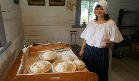 Irena Zrubov ukazuje peen chleba v krovickm skanzenu. 