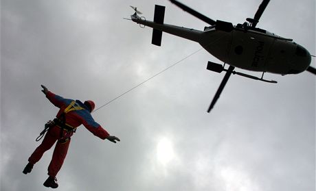 Záchranái dali mladíka do speciálních nosítek a v podvsu vrtulníku transportovali na pístupné místo. Ilustraní foto
