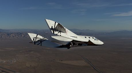 Letoun Enterprise spolenosti Virgin Galactic v klouzavém letu. Let s motorem za sebou ale stále jet nemá.