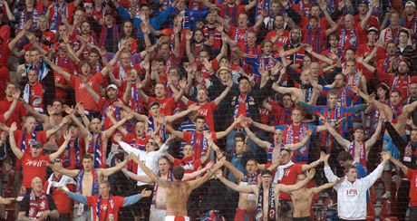 JSTE NEJLEPÍ. Plzetí fanouci aplaudují svým milákm po vítzství na stadionu v Kodani. A daí se i samotným fanoukm v anket.