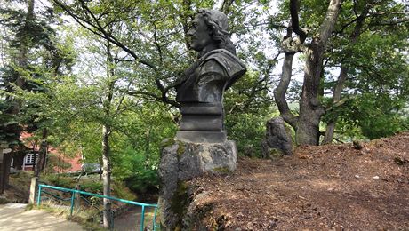 Pískovcová socha Petra Velikého v lázeských lesích nad Karlovými Vary.