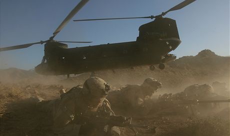 Amerití vojáci v Afghánistánu pi pistávání vrtulníku Chinook