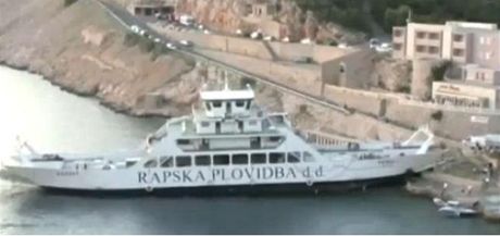 Trajekt Barbat najel na plá s turisty v pístavu Jablonac