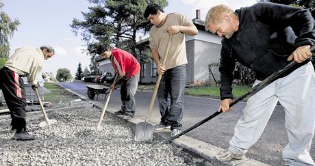 V beznu tradin roste zájem zamstnavatel o veejn prospné práce, pedevím pi jarních úklidech veejných prostranství. Ilustraní foto