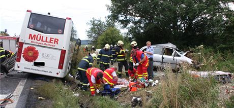 U obce Stlky na Kromsku se srazilo auto, kamion a autobus, ve kterm