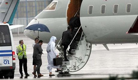 Katarský princ Sání u letadla - lenové katarské královské rodiny vetn prince