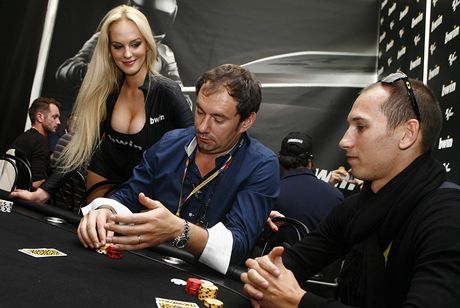 Emanuel Ridi a Luká Peek na pokeru ve spolenosti vnadné hostesky 